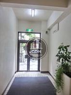 白い壁面の明るいエントランス