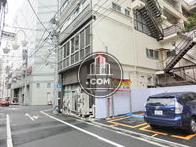 裏手はコインパーキングです