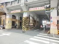 近くには線路の高架下があります