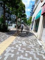 建物前の歩道