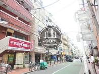 賑やかな通りに面しています