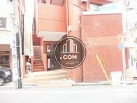 車道に面して玄関が設置されています