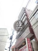 通りに面してバルコニーが設置されています