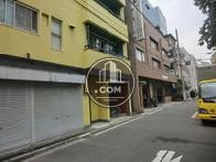 側面路地もビルが並んだエリアです