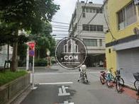 通りの奥から十字路を撮影