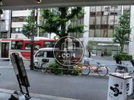 正面には大通りがあり、たくさんの人で賑わっています