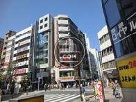 様々な店舗ビルが並んでいます