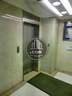 銀色の扉のエレベーターです