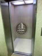 エレベーターの中です