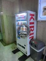 エントランスに置かれた自動販売機です
