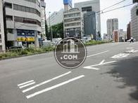 大きな交差点に位置しています