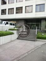 正面入り口前は広い面積がとられています