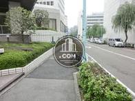 ビル前の歩道には植木がされています