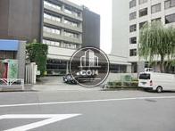 ビル目の前を反対車線側から撮影