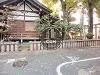 近くは神社です