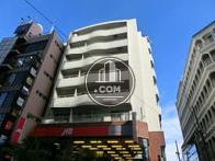 白を基調とした清潔感あるビル