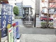 小滝橋通りは交通量が盛んです