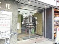 綺麗な通りに面してる入口