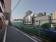 正面玄関前の路地