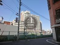 正面玄関前は線路