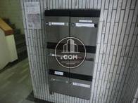 郵便受けはエントランス入ってすぐにございます。