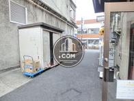 玄関前の通り