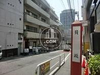 貝坂沿いに面しています