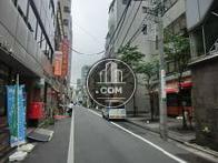 大門交差点を少し入った立地