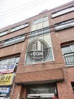 細かいレンガ調タイルが敷き詰められています