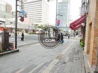 玄関前の幅広い歩道