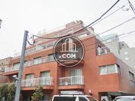 ピラミッド型に組まれた建物