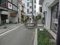 玄関から右方向です