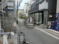 玄関から左方向です