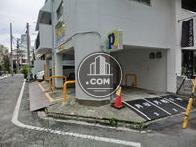角地の両サイドに駐車場があります