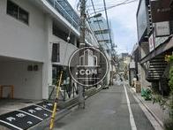 車通りのほとんど無い道路に面しています