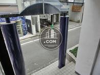 正面玄関の裏側です