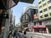 人通りの多い周辺です