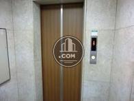 茶色の扉のエレベーターが1基