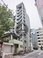 大通りの反対側に外階段が見えます