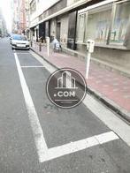 パーキングメーターのある通り沿い