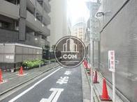 建物後方は細い路地になっております