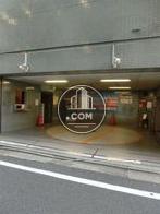 裏口脇には月極の駐車場入口あり