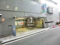 建物後方には駐車場があります