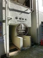 通りから入った場所に建っています