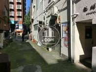 正面入口前の通り
