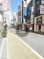 活気のある玄関前通り