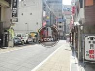 綺麗に舗装された玄関前通り