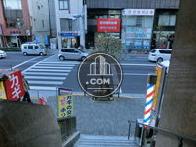ビル前の通りは明治通りです