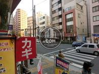 明治通りに面しているビルです