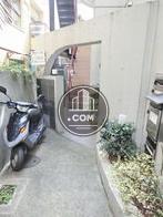 特徴的なアーチの設置された玄関口